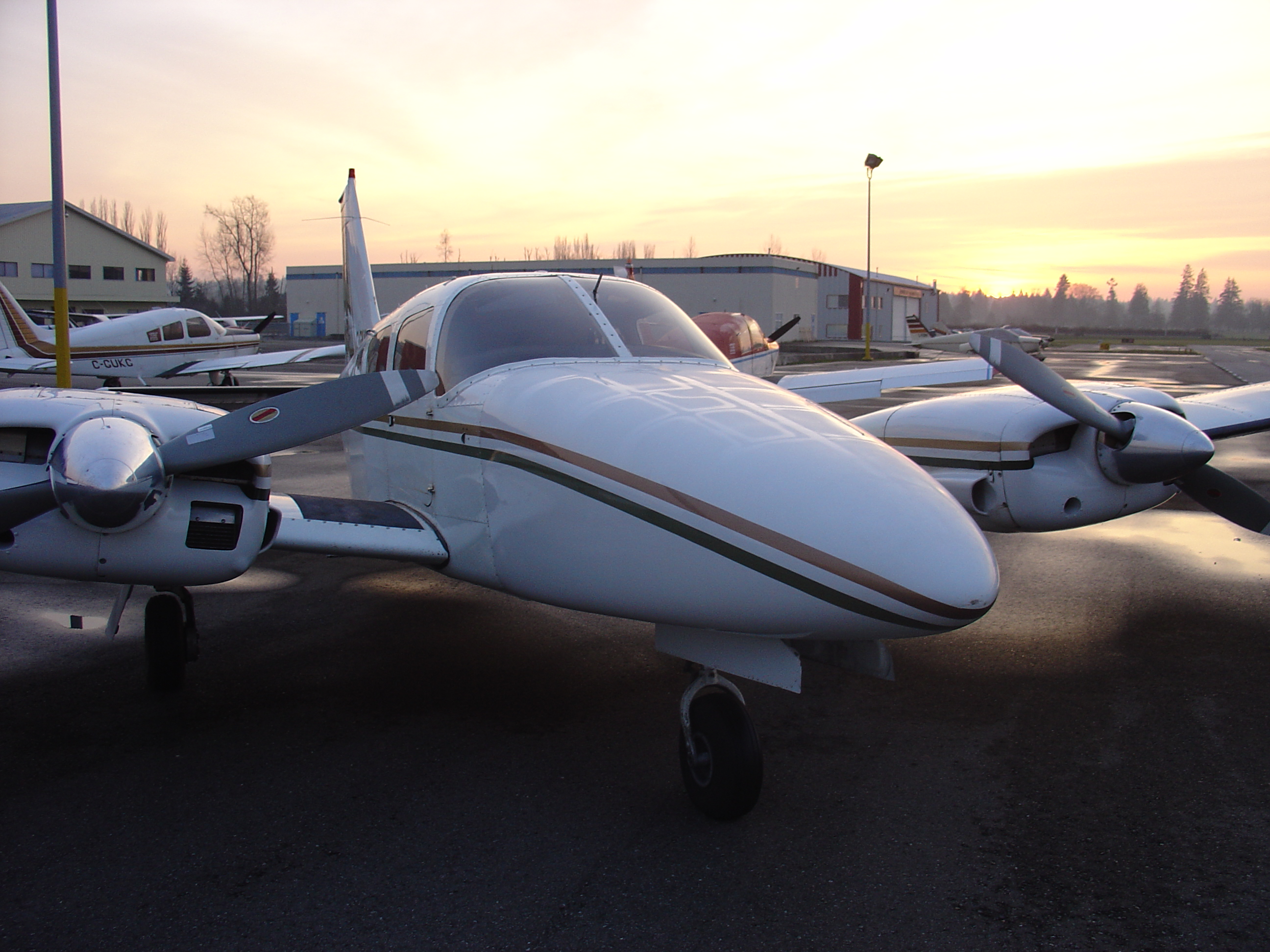 Langley Flying School's Piper Seneca C-GURW